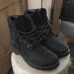 Ladies black timberland boots, size 8!
